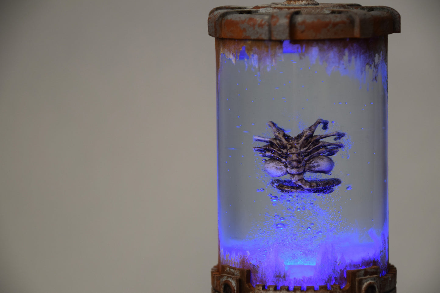 Xeno-lamp, Sci-Fi Biohorror LED Tank, Decorative Display with Alien-Like Creature