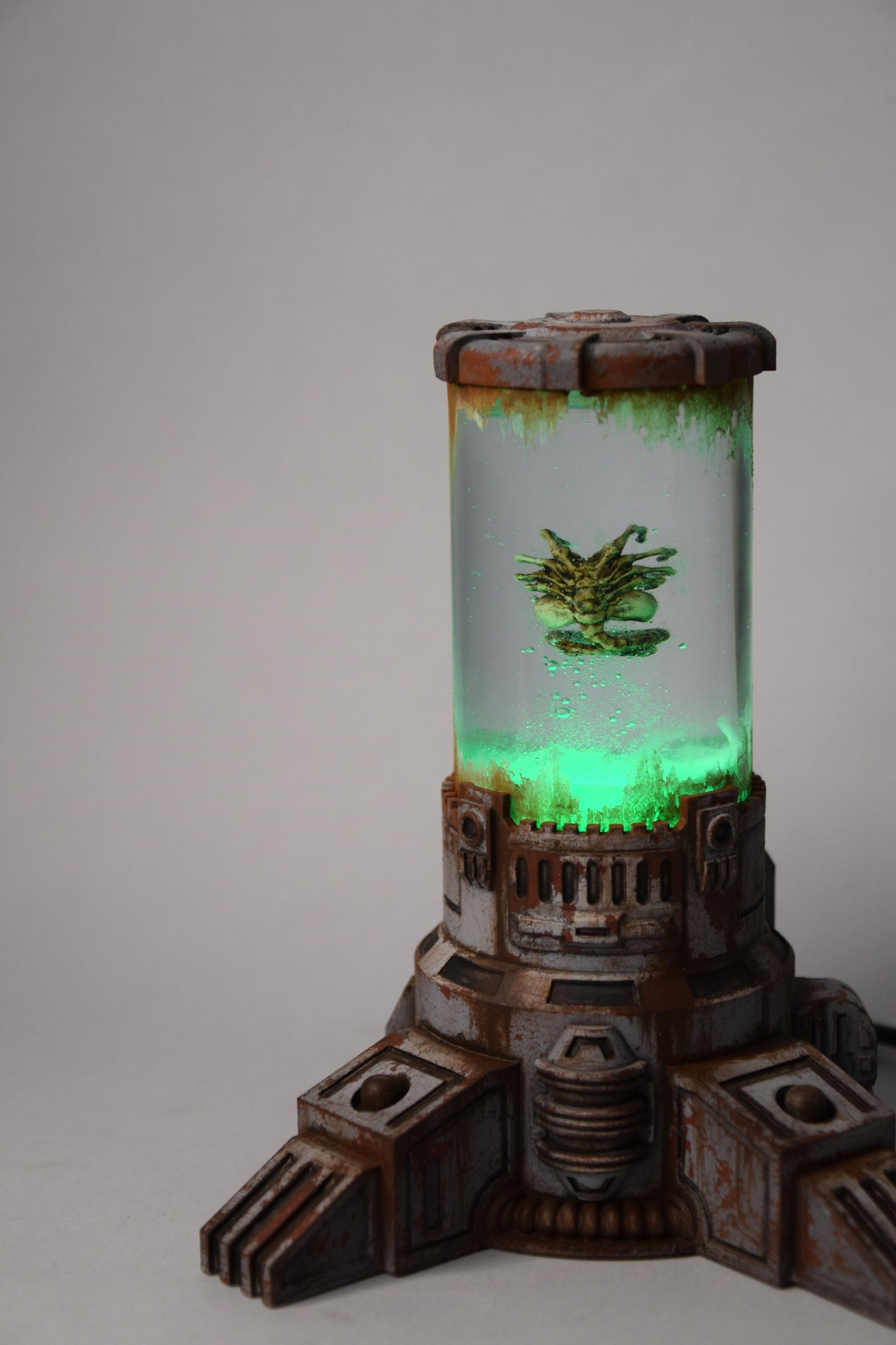 Xeno-lamp, Sci-Fi Biohorror LED Tank, Decorative Display with Alien-Like Creature