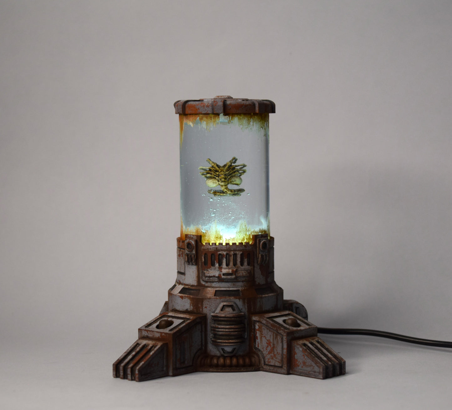 Xeno-lamp, Sci-Fi Biohorror LED Tank, Decorative Display with Alien-Like Creature