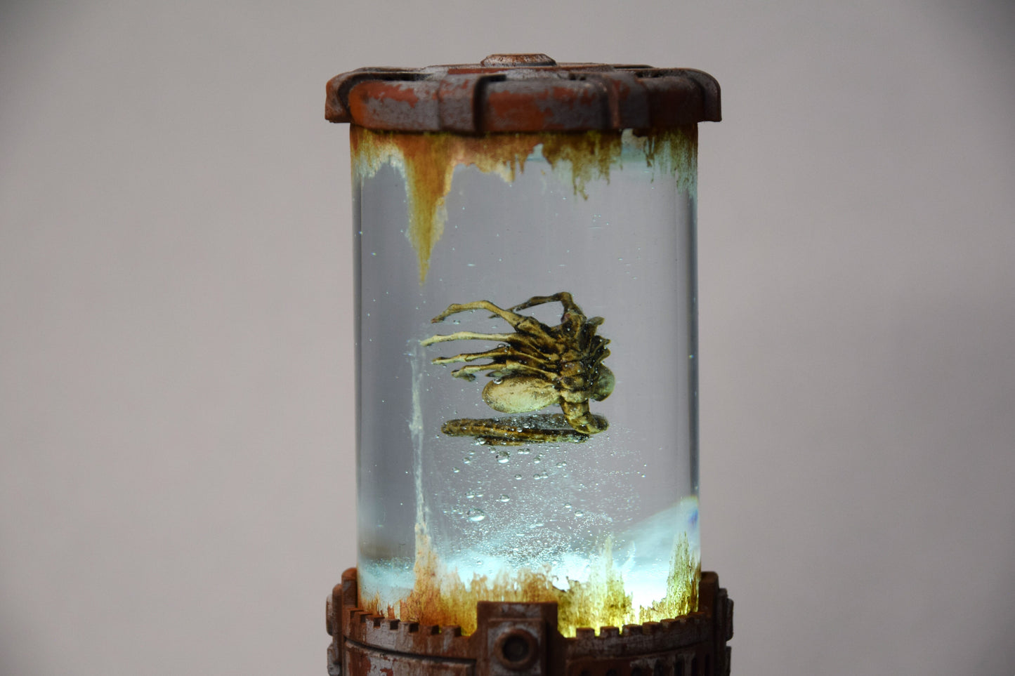 Xeno-lamp, Sci-Fi Biohorror LED Tank, Decorative Display with Alien-Like Creature
