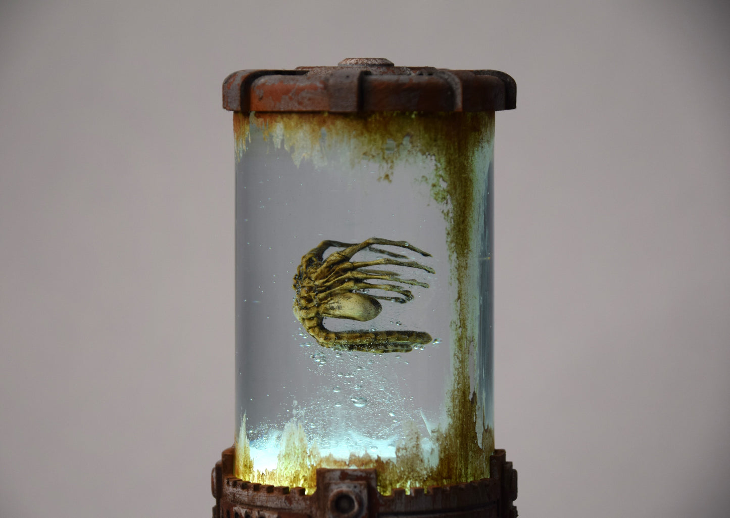 Xeno-lamp, Sci-Fi Biohorror LED Tank, Decorative Display with Alien-Like Creature