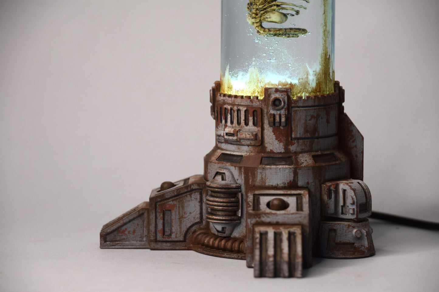 Xeno-lamp, Sci-Fi Biohorror LED Tank, Decorative Display with Alien-Like Creature