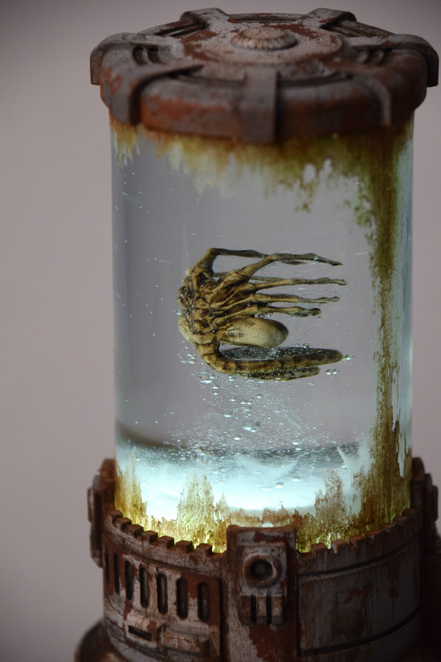 Xeno-lamp, Sci-Fi Biohorror LED Tank, Decorative Display with Alien-Like Creature