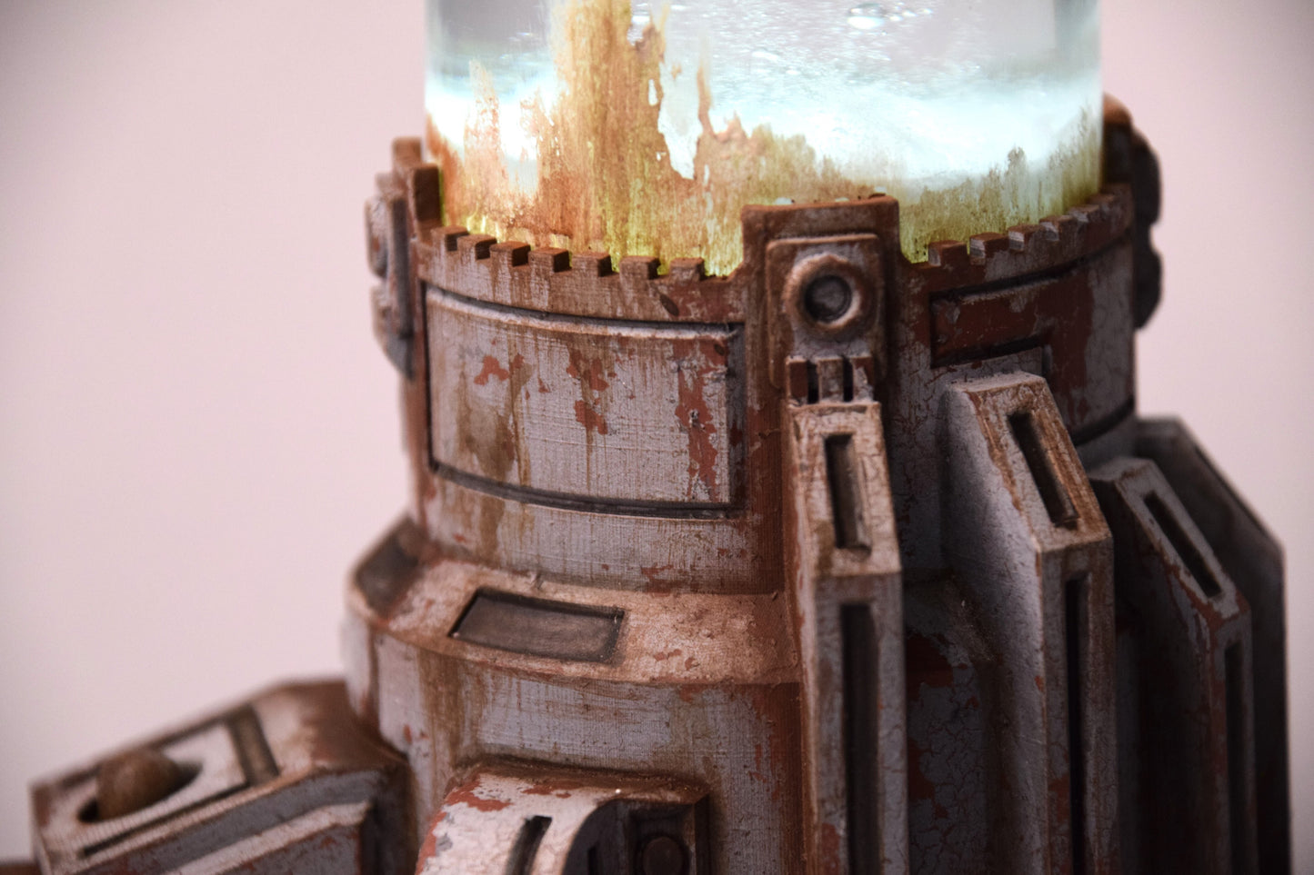 Xeno-lamp, Sci-Fi Biohorror LED Tank, Decorative Display with Alien-Like Creature