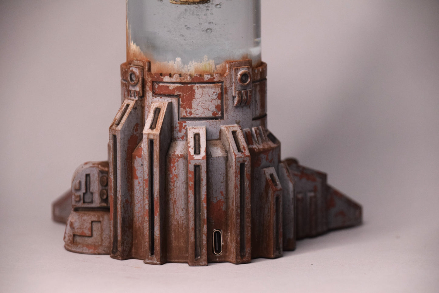 Xeno-lamp, Sci-Fi Biohorror LED Tank, Decorative Display with Alien-Like Creature