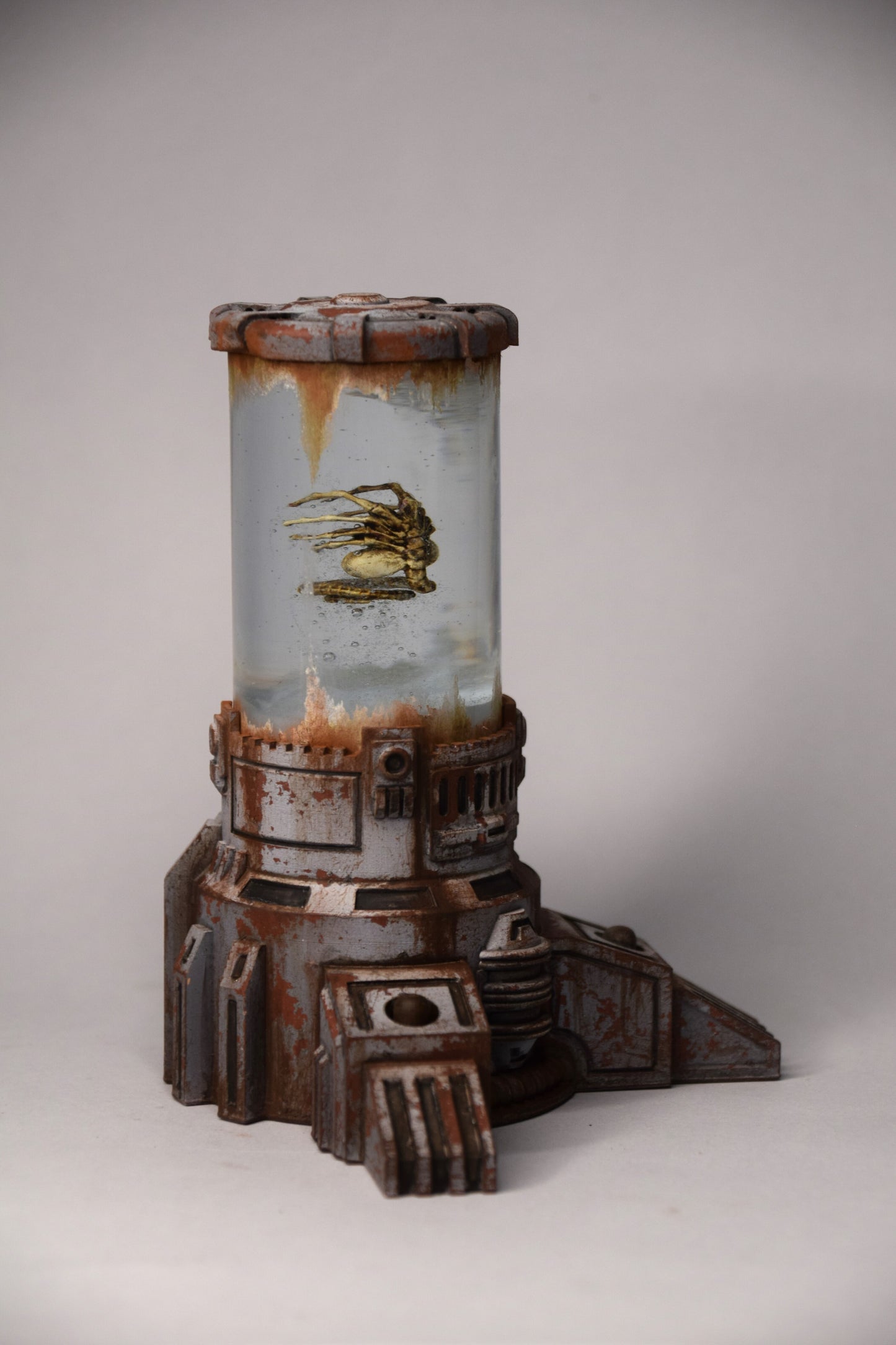 Xeno-lamp, Sci-Fi Biohorror LED Tank, Decorative Display with Alien-Like Creature